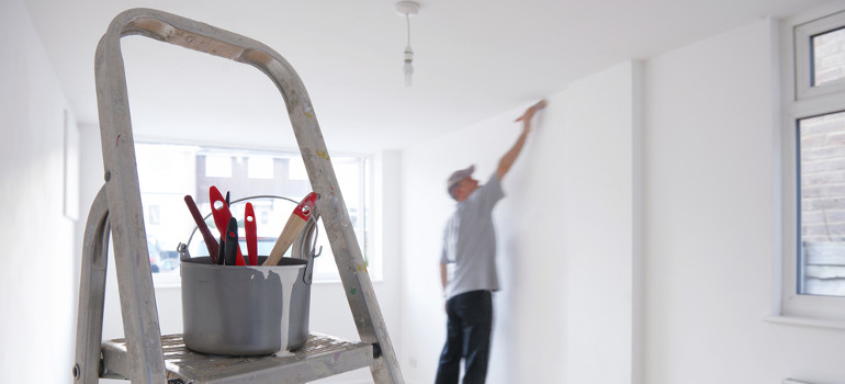 how to climb a ladder safely