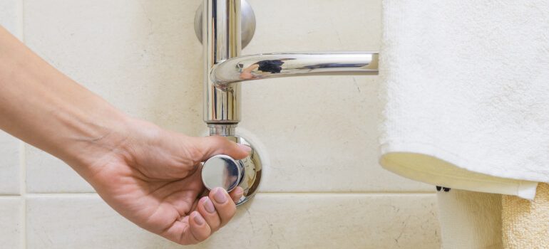 Adjusting heated towel rail