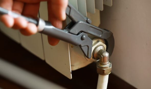 Hand adjusting radiator valve with wrench