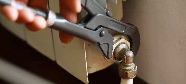 Hand adjusting radiator valve with wrench