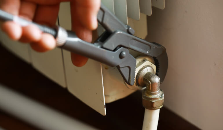 Hand adjusting radiator valve with wrench