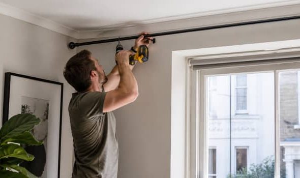 Illustration representing how to put up a curtain pole