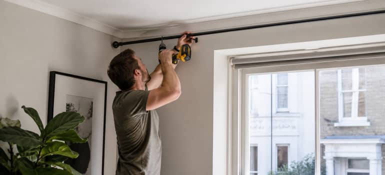 Illustration representing how to put up a curtain pole