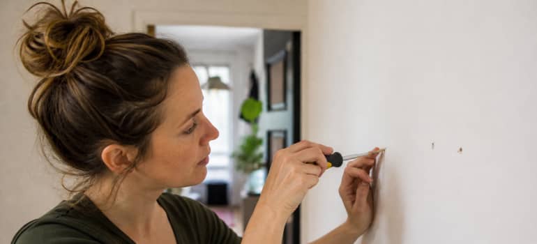 Illustration representing how to remove wall plugs